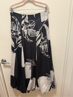 Commense Black and White A-Line Floral Panel Skirt